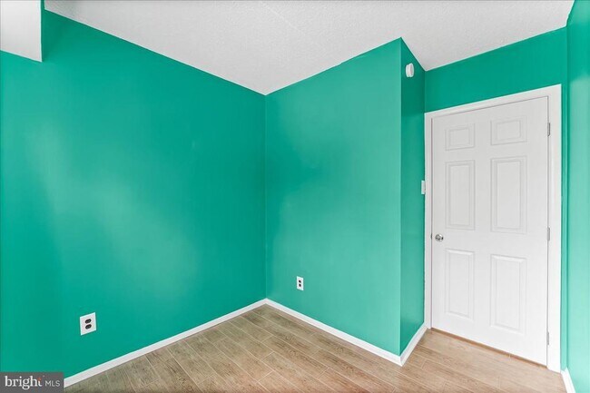 Building Photo - 510 Valley Dr
