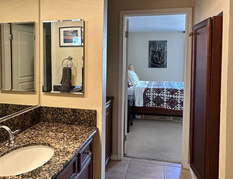 Main Bathroom - 7320 Hawthorn Ave