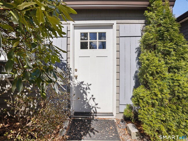 Building Photo - 212 New Canaan Ave