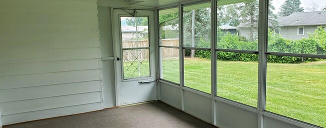 Screen Porch - 715 Dutton St