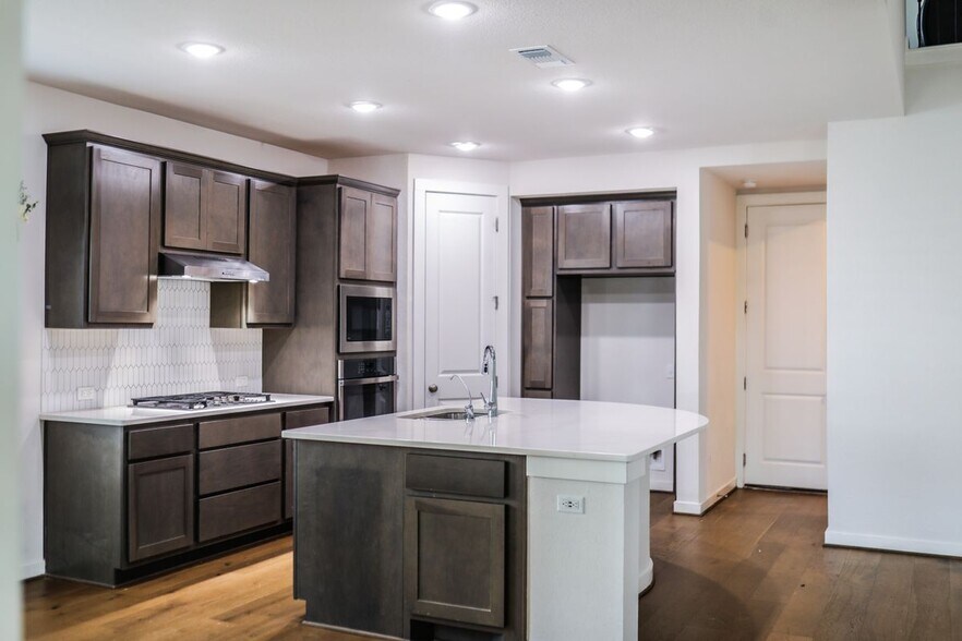 Building Photo - 112 Rosebush Dr