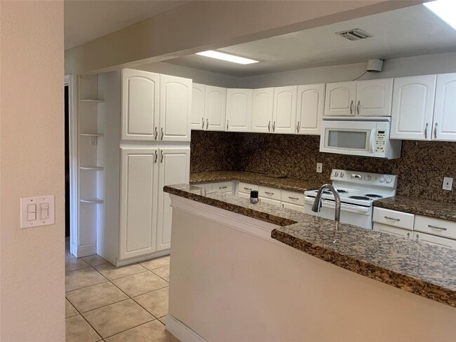 Building Photo - 907 SW 78th Ave