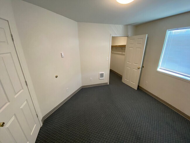 Building Photo - 806 E White Birch Ave