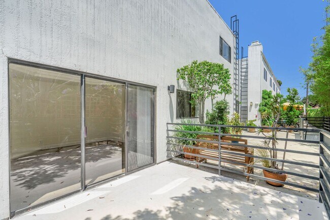 Building Photo - 2500 Abbot Kinney Blvd