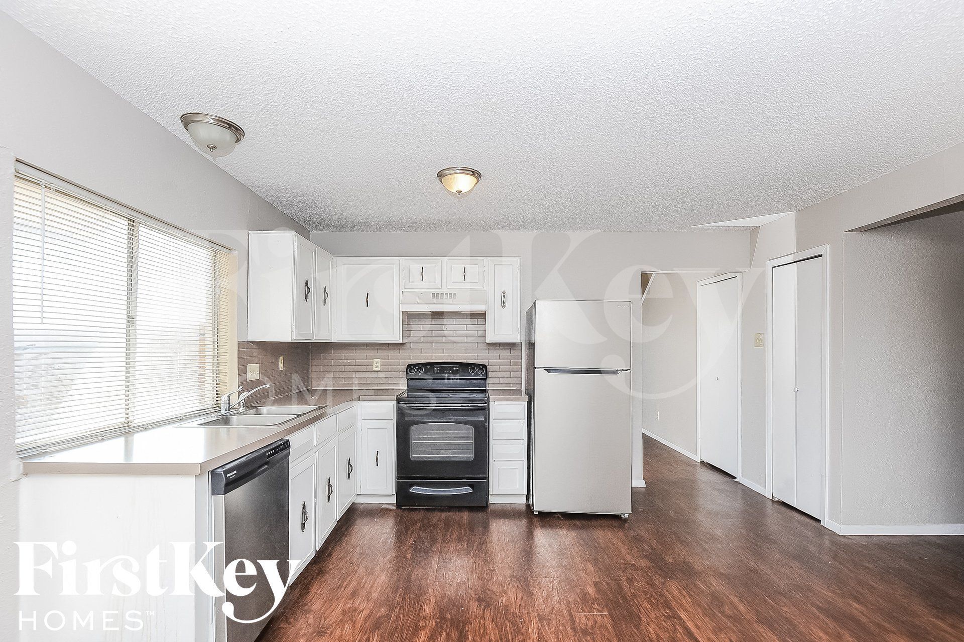 Building Photo - 2113 Deerfield Dr