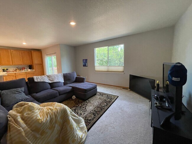 Building Photo - Beautiful two-story home located in Erie!