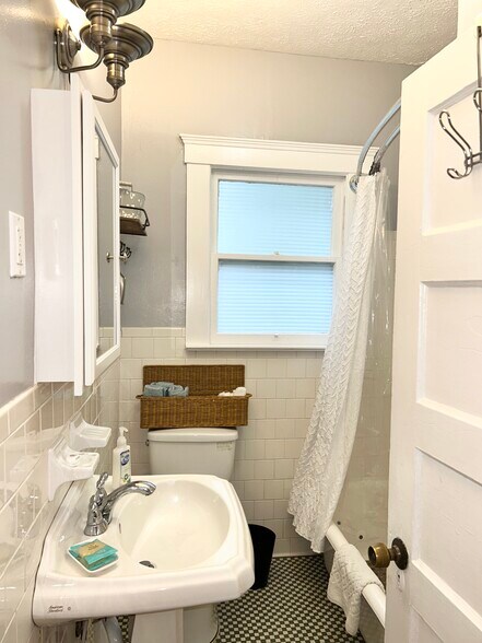 Building Photo - 1039 Riviera St