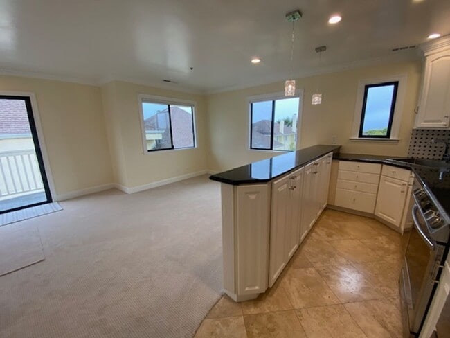 Building Photo - Bright & Stylish Monterey Condo