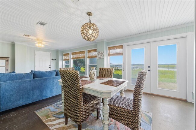 Building Photo - 256 River Dr