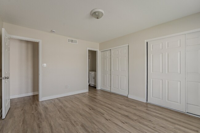 Building Photo - 2 bed 2 bath Town-home in Central Phoenix!! Gated Community