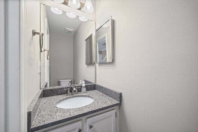 Building Photo - "Charming 2-Bed Townhome with Modern Comforts in Fort Mill – Your Cozy Retreat Awaits!"