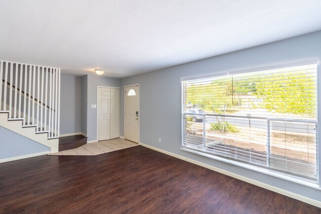 Building Photo - Beautiful 3 bedroom Home in West Congress!