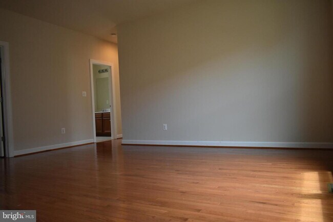 Building Photo - Luxurious Single-Family Home in Vibrant On...