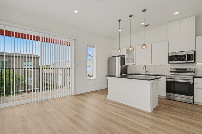 Building Photo - 2217 N Fitzhugh Ave