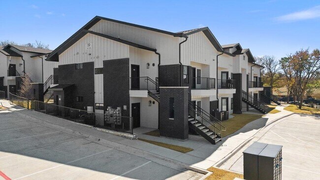 Building Photo - 2450 Wickersham Ln