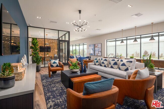 Building Photo - 201 N La Brea Ave