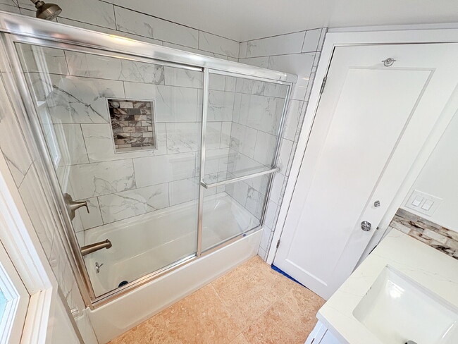 Building Photo - 2/Bed 1 Bath Beach Front Cottage