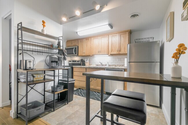 Beautiful, newer kitchen - 515 Donofrio Dr