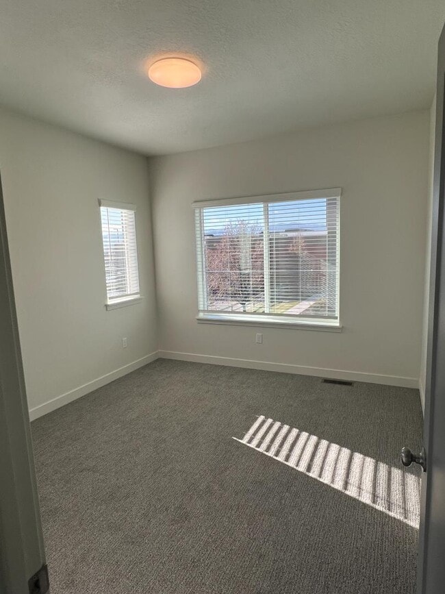 Building Photo - 636 E 12225 S