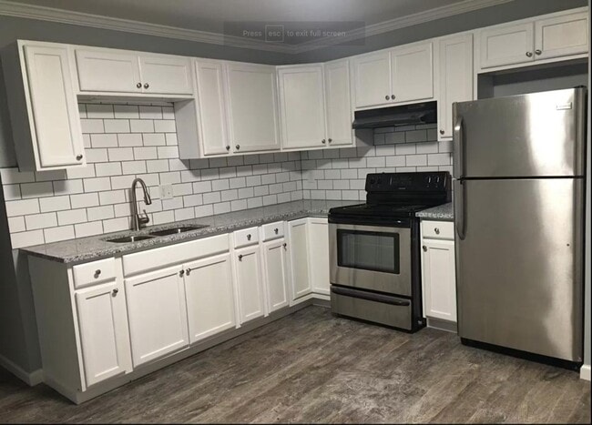 Building Photo - Newly Renovated 1-Bedroom Apartment Available