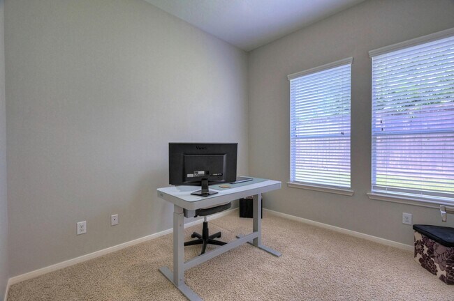 Building Photo - 7810 Oak Moss Dr