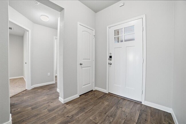 Building Photo - 600 Marimoor Dr