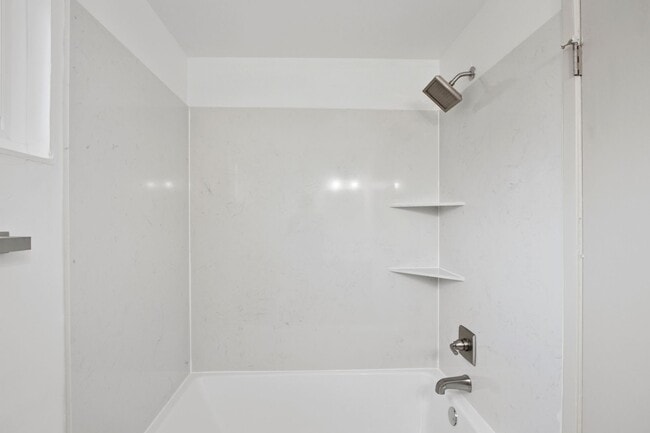 Building Photo - 4 Bedroom 2 Bathroom - Freshly Remodeled Available for Immediate Move-In