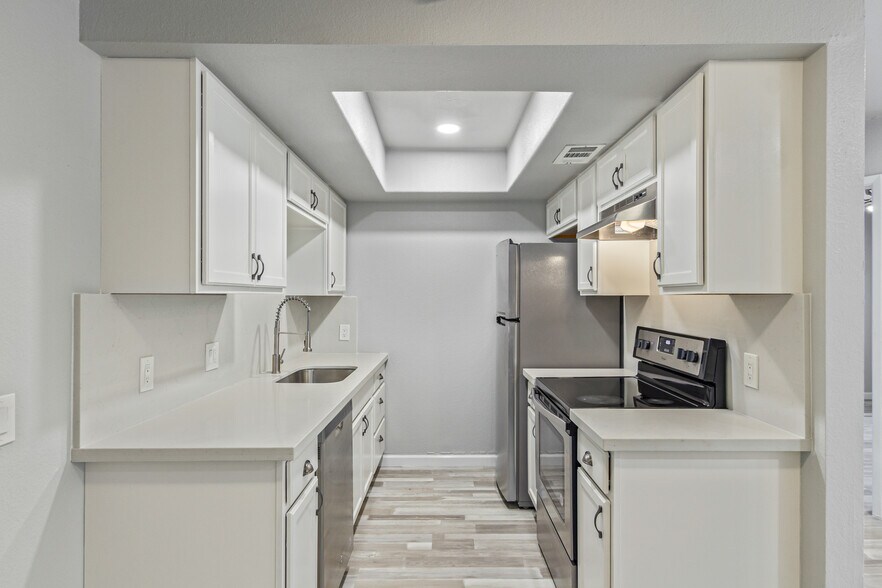 Kitchen - 2937 E Beck Ln