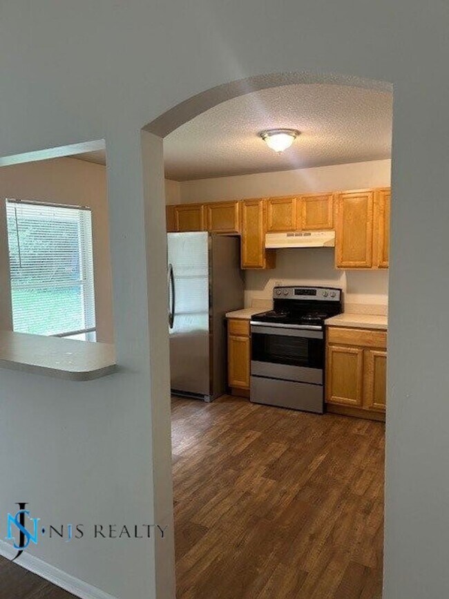 Building Photo - GORGEOUS 3/2 1200 sq ft home with FRESH PA...