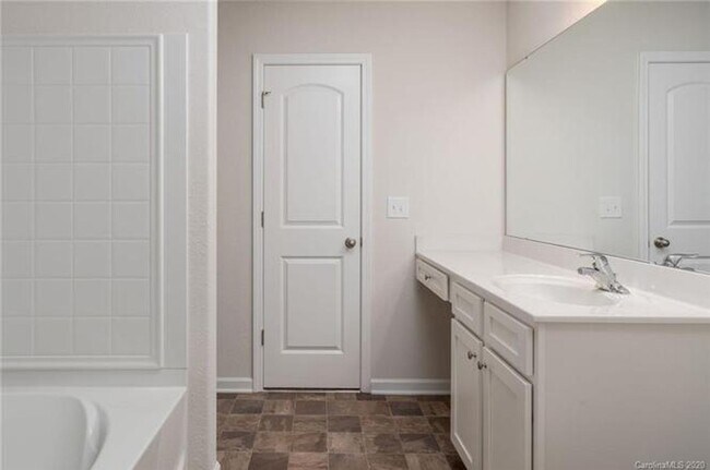 Building Photo - Beautiful 3 Bedroom with 2.5 Baths and 2-Car Garage.