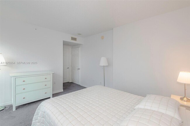 Building Photo - 3370 Hidden Bay Dr