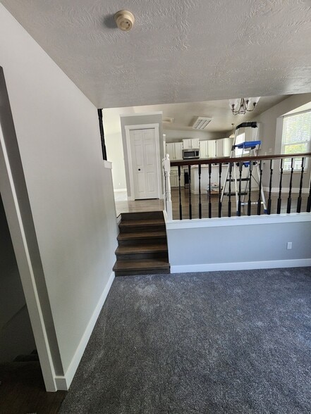 Building Photo - 976 N 40 W
