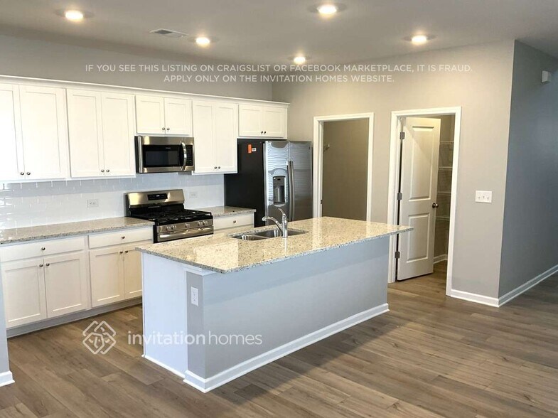 Building Photo - 520 Almere Dr