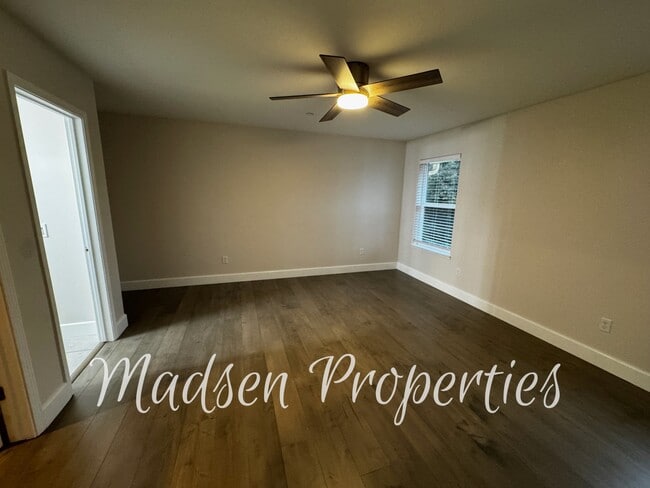 Building Photo - 2127 Hewitt Ave