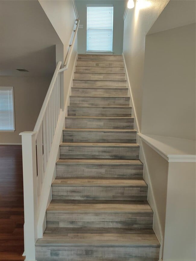 Building Photo - 909 Lodosa Dr