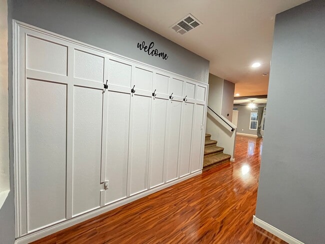 Building Photo - Desirable 4 Bedroom 2.5. Bathroom home in ...