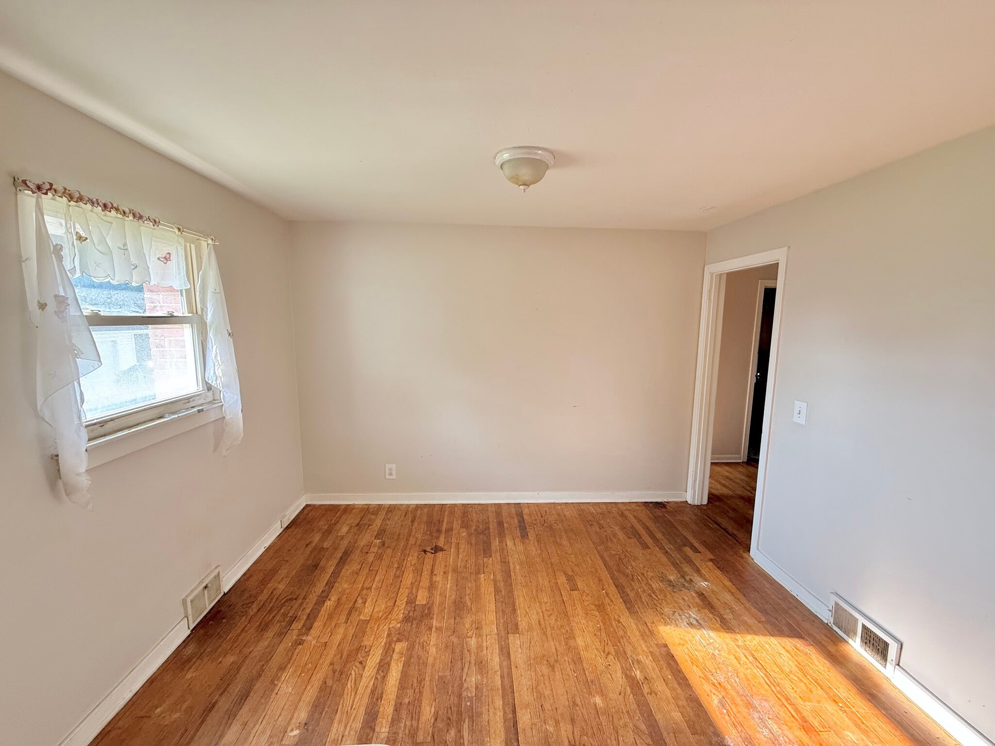 Eat-in Kitchen - 532 N Dunlap Ave