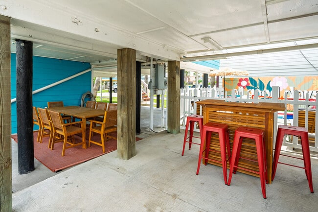 Building Photo - 602 N Palimino Dr