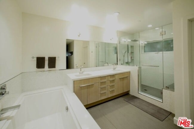 Building Photo - 248 S La Peer Dr