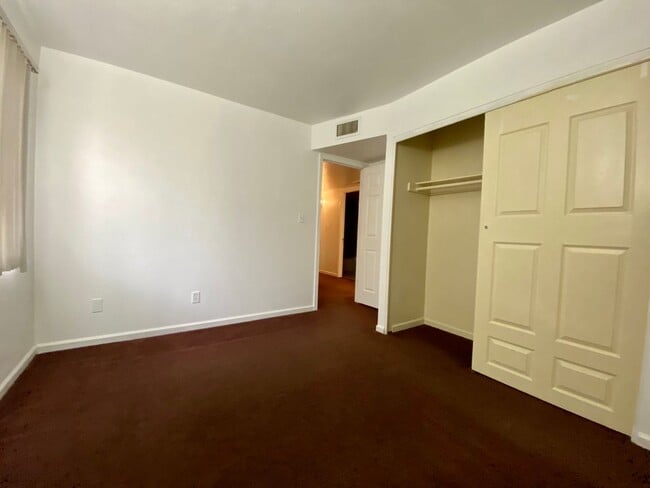 Building Photo - 3 Bedroom 1 Bathroom in Hallcraft Villas