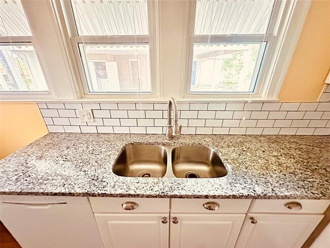 Building Photo - 916 E 37th St