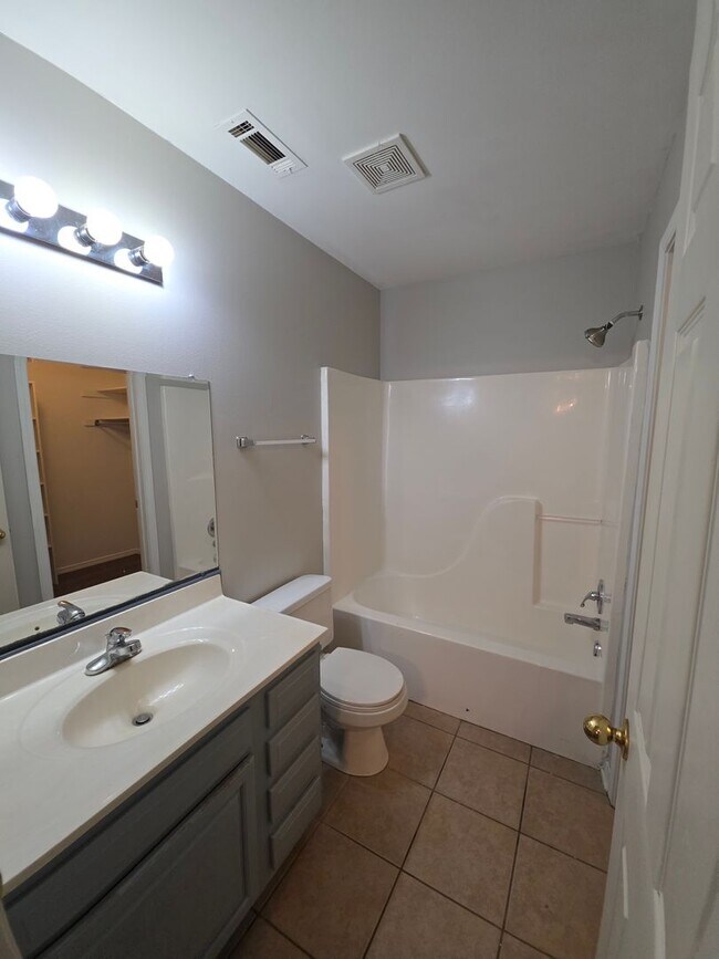 Building Photo - 106 Willow Creek Dr