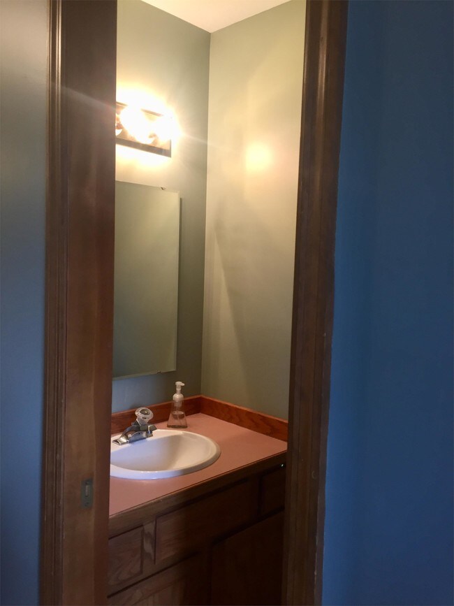 Building Photo - 1711 W Koch St