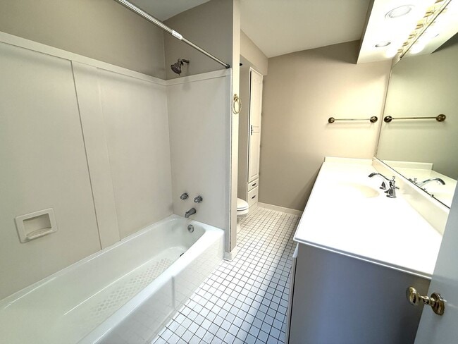 Building Photo - Spacious 3 Bedroom 2 Bath Home