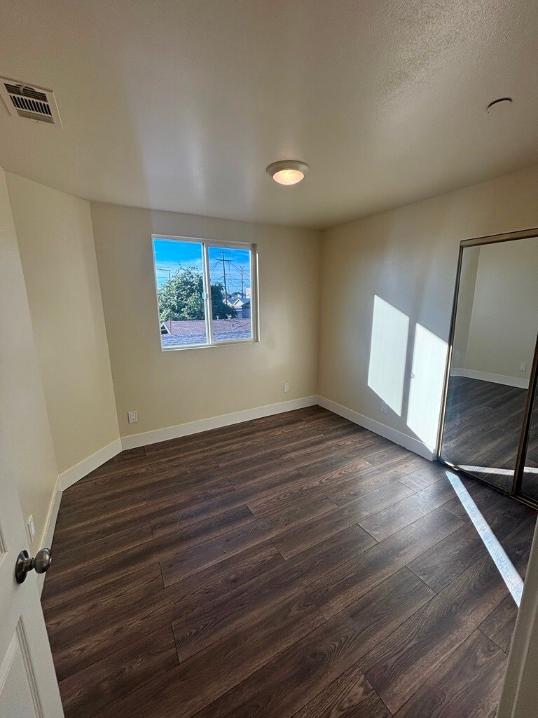 Building Photo - 335 E 69th St