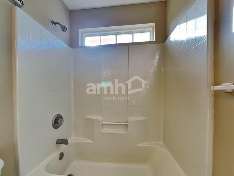 Building Photo - 738 Laurel Hill Cir