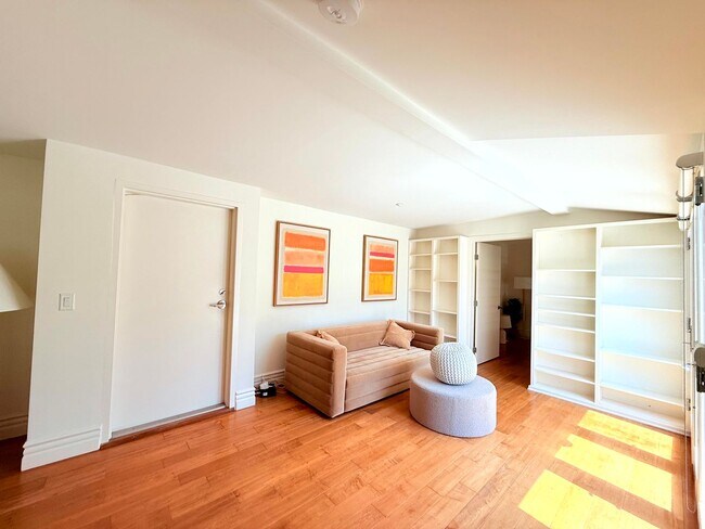 Building Photo - Sophisticated Bright & Spacious Furnished ...