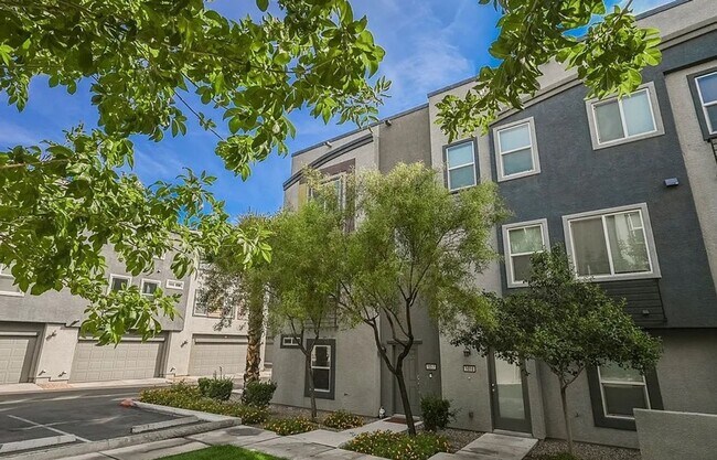 Building Photo - Unique condo with rooftop Strip Views and modern amenities.