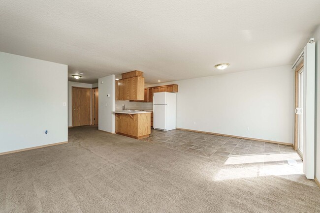 Building Photo - Comfortable 3-Bedroom Townhouse with A/C, ...