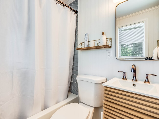 Building Photo - DeLesseps Furnished Apartment